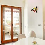 Guesthost - Airport Seaview Daire *